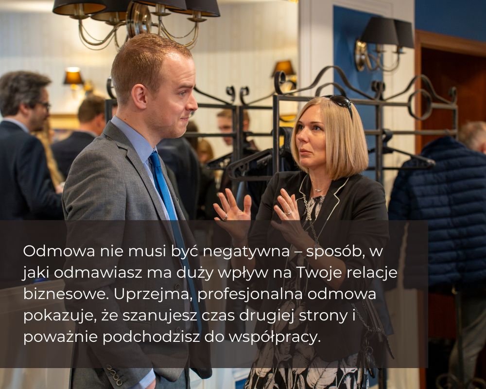 Infografika z cytatem z artykułu na temat odmawiania w biznesie, naniesionym na zdjęcie ze spotkania networkingowego SMARTSIST