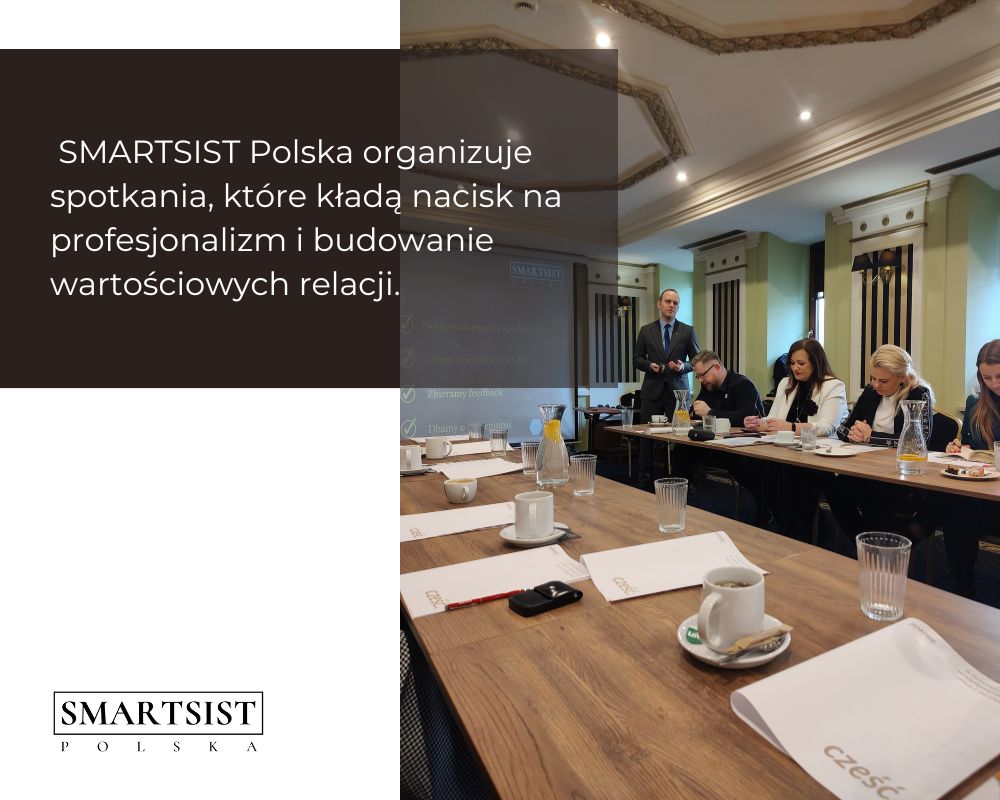 Infografika z cytatem z artykułu na temat prowadzenia spotkania biznesowego, naniesionym na zdjęcie ze spotkania networkingowego SMARTSIST