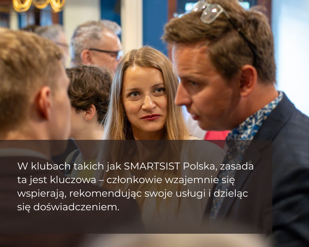 Infografika z cytatem z artykułu na temat networkingu, naniesionym na zdjęcie ze spotkania networkingowego SMARTSIST