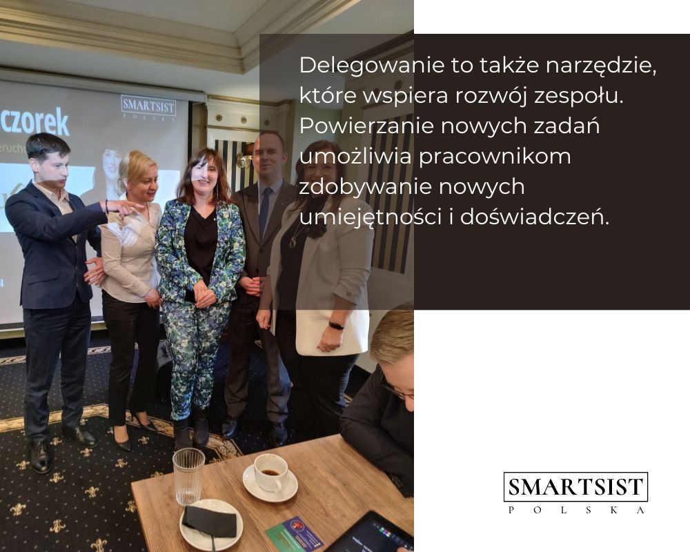 Infografika z cytatem z artykułu na temat delegowania zadań naniesionym na zdjęcie ze spotkania networkingowego SMARTSIST