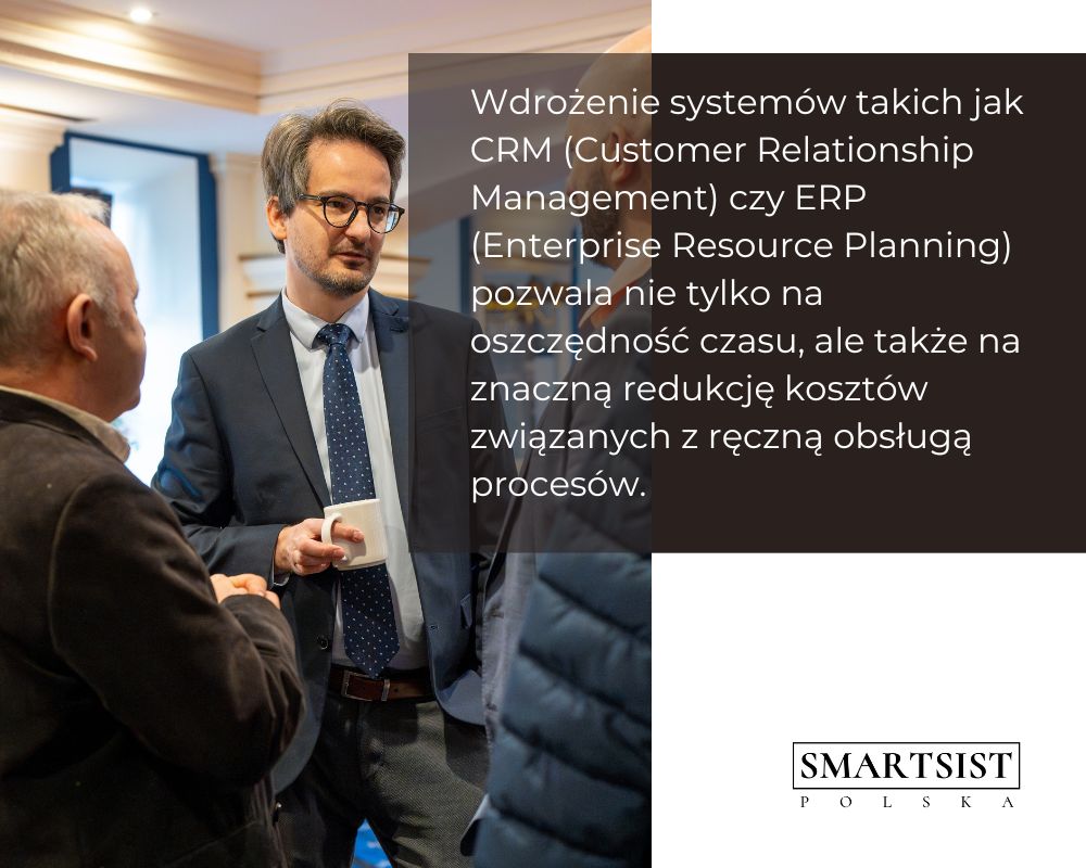 Infografika z cytatem z artykułu na temat skutecznych strategii dla niezależności finansowej naniesionym na zdjęcie ze spotkania networkingowego SMARTSIST