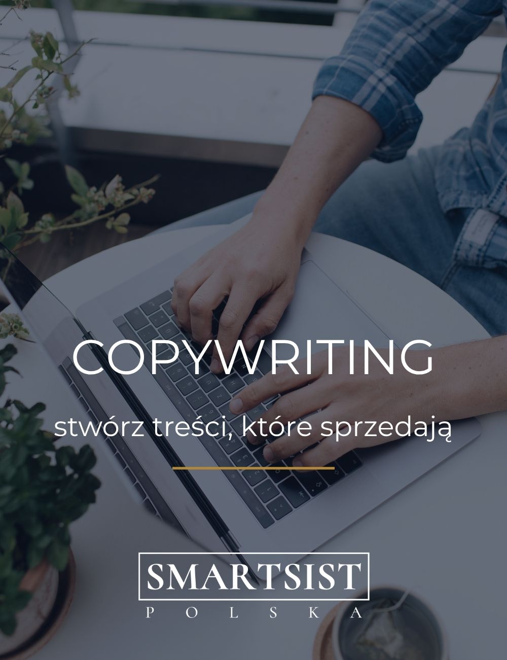 Copywriting dla małych firm: przedsiębiorca pracujący nad blogiem