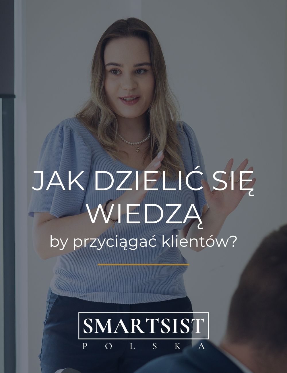 Dzielenie się wiedzą w biznesie: kobieta w trakcie prelekcji dla biznesmenów